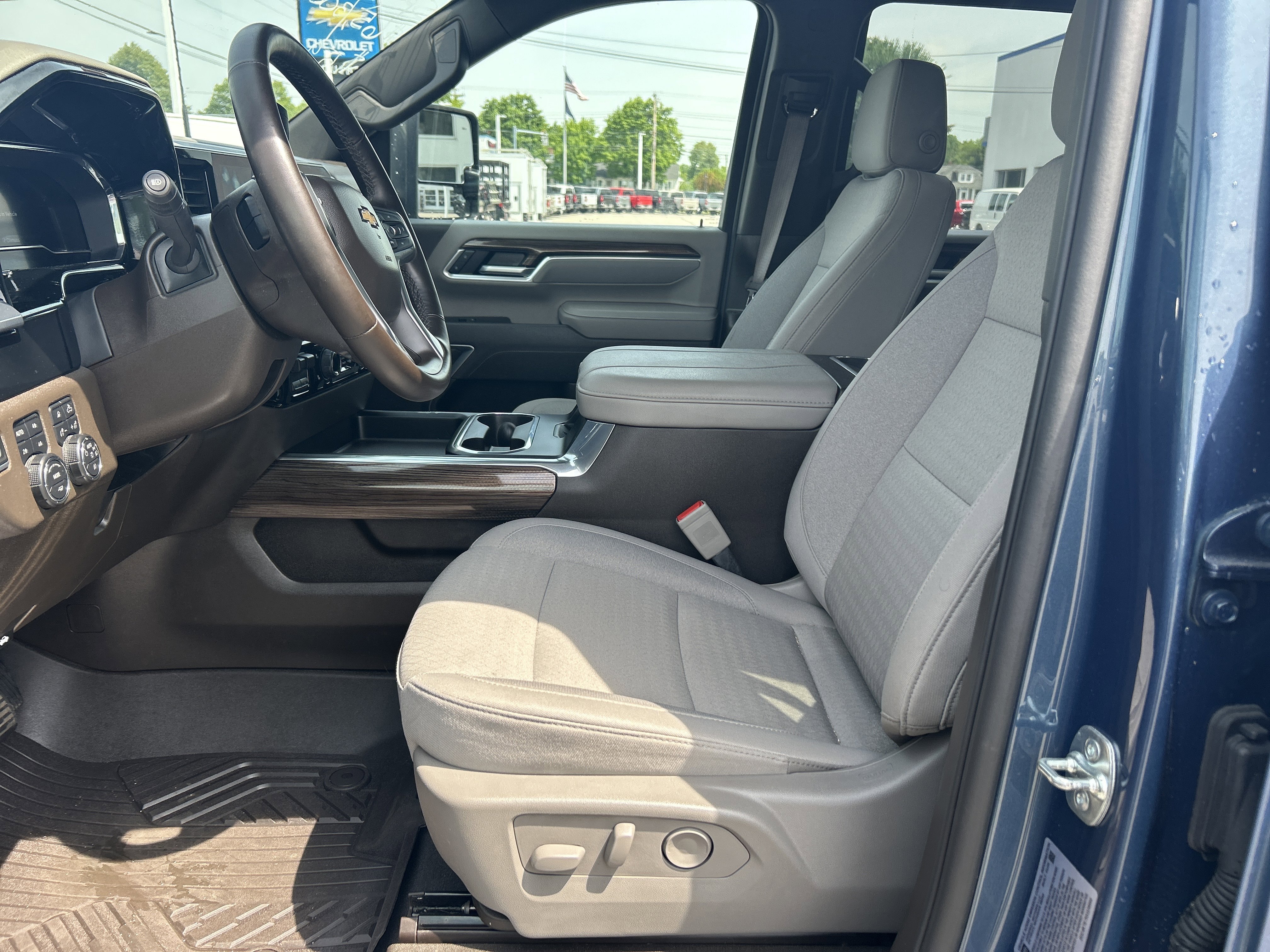 Used 2025 Lakeshore Blue Metallic Chevrolet LT image 9