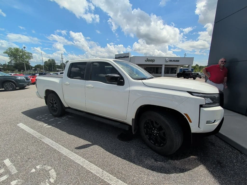 Used 2023 White Nissan SV image 4