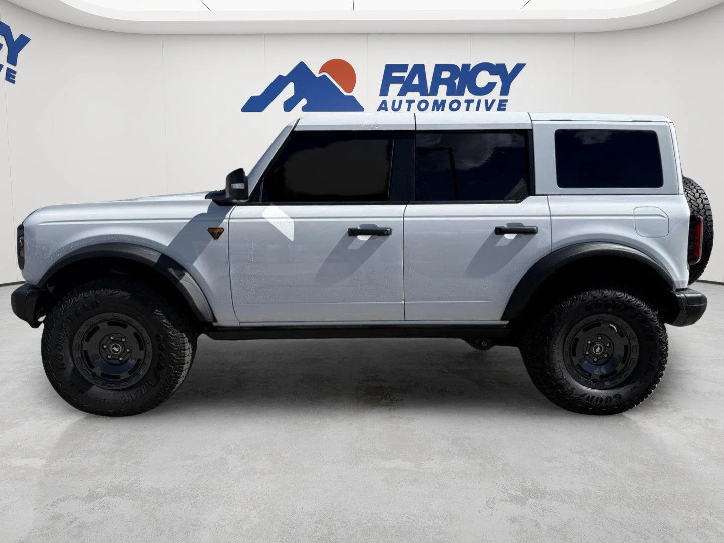 Used 2025 Oxford White Ford Badlands image 2