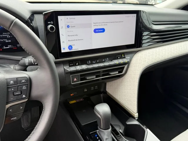 Used 2025  Toyota XLE image 19