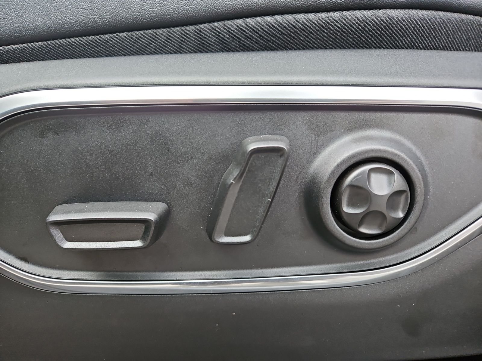 New 2026 Silver-Zynith Exterior Paint Jeep Limited Altitude image 21