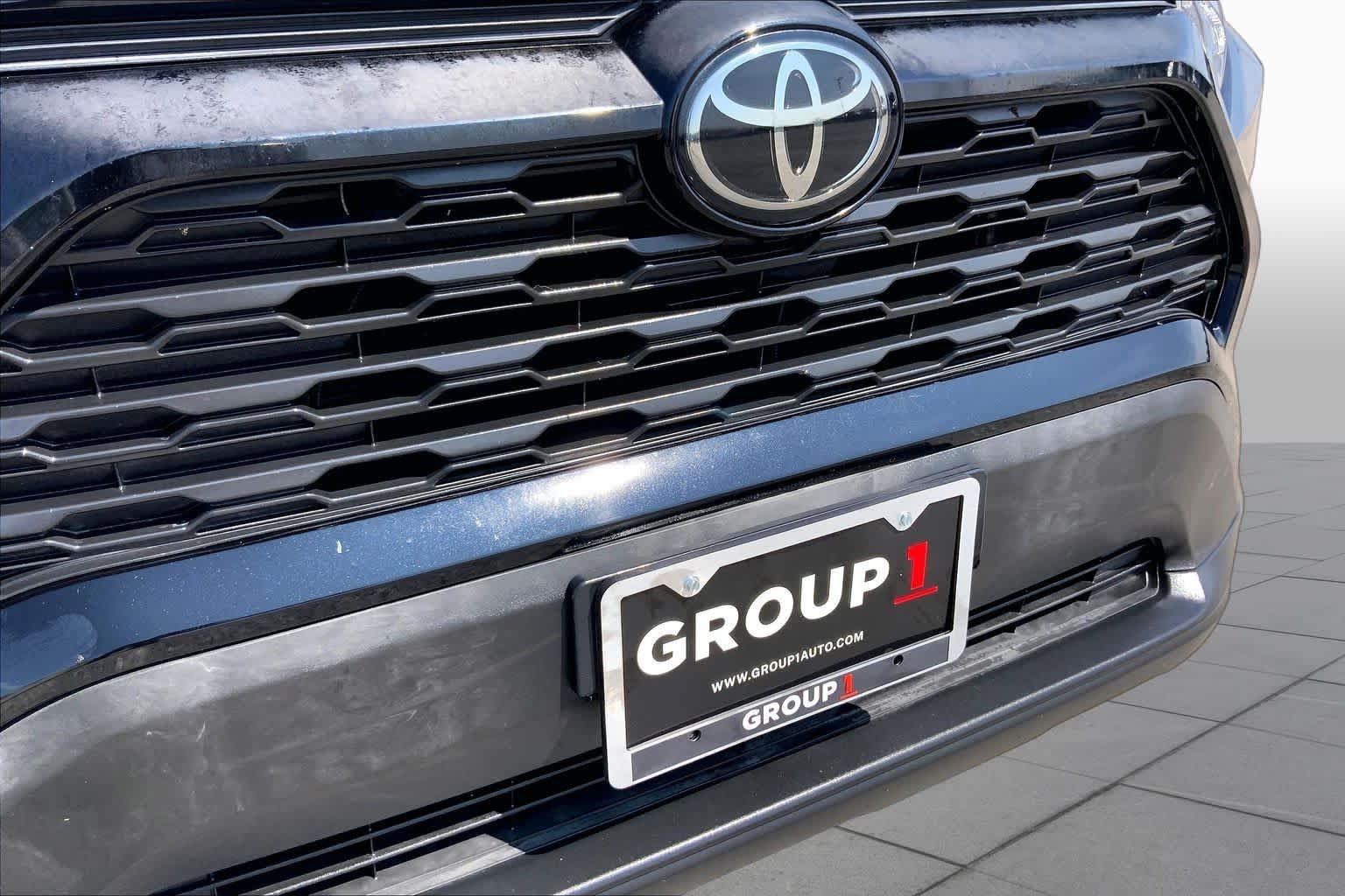 Used 2020 Midnight Black Metallic Toyota XLE image 29