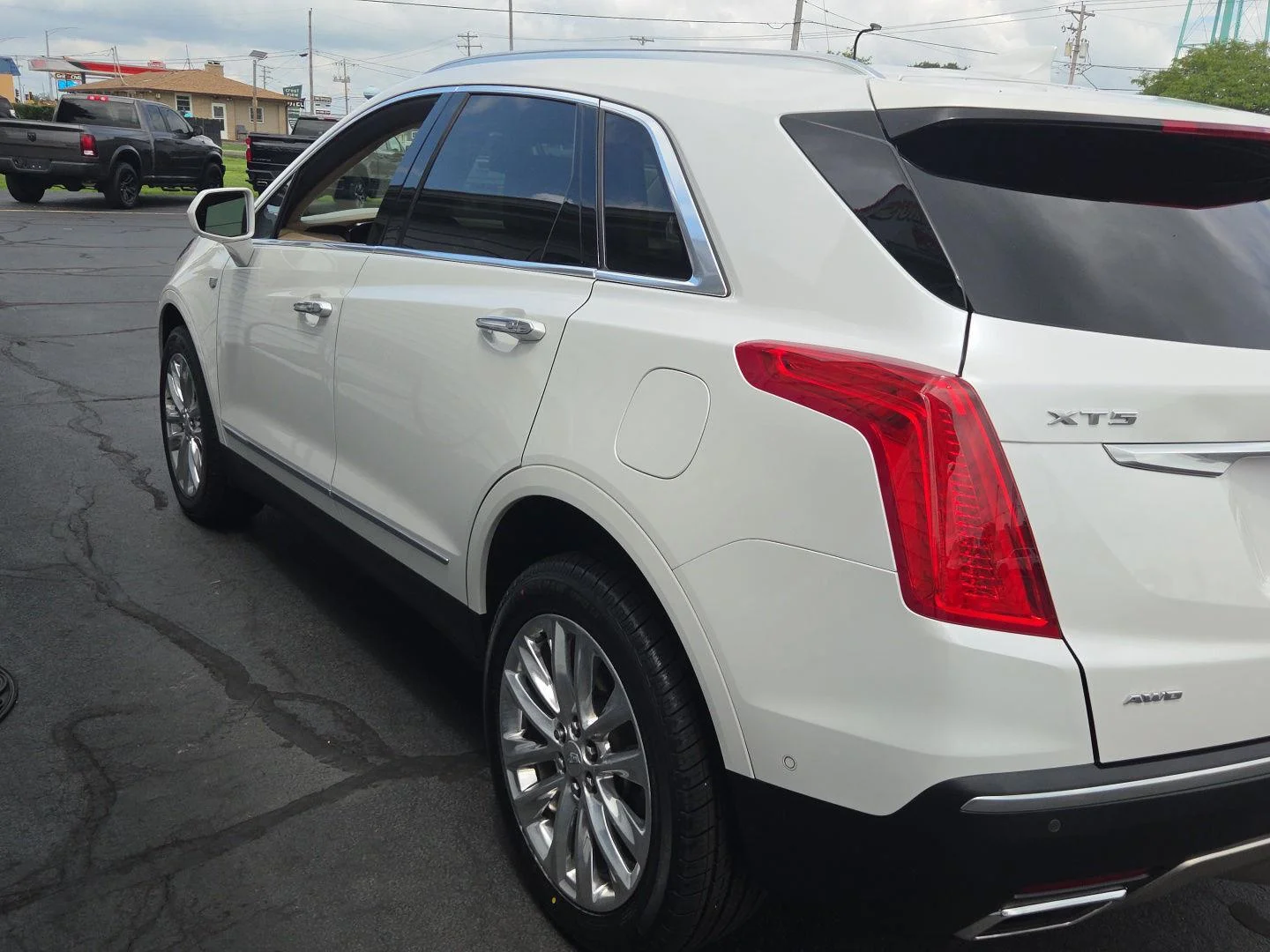 Used 2019 CRYSTAL WHITE TRICOAT Cadillac Platinum AWD image 7