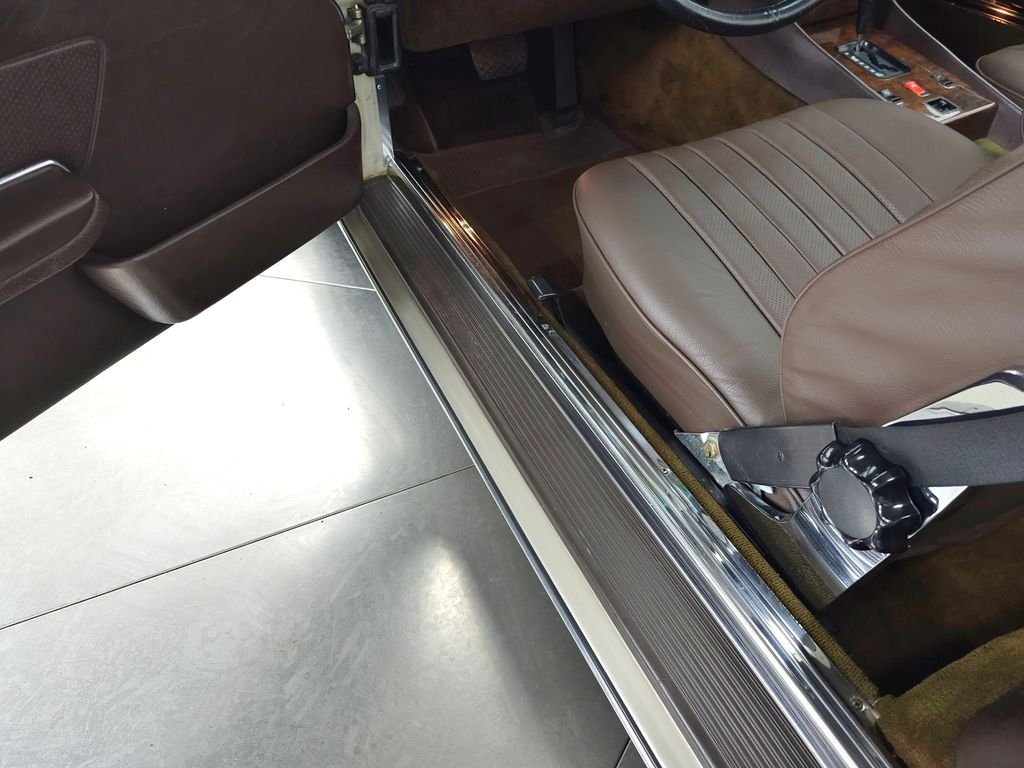 Used 1987 Gold Mercedes-Benz 560 SL image 42