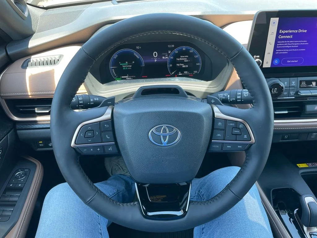 Used 2025 White Toyota MAX Platinum image 23
