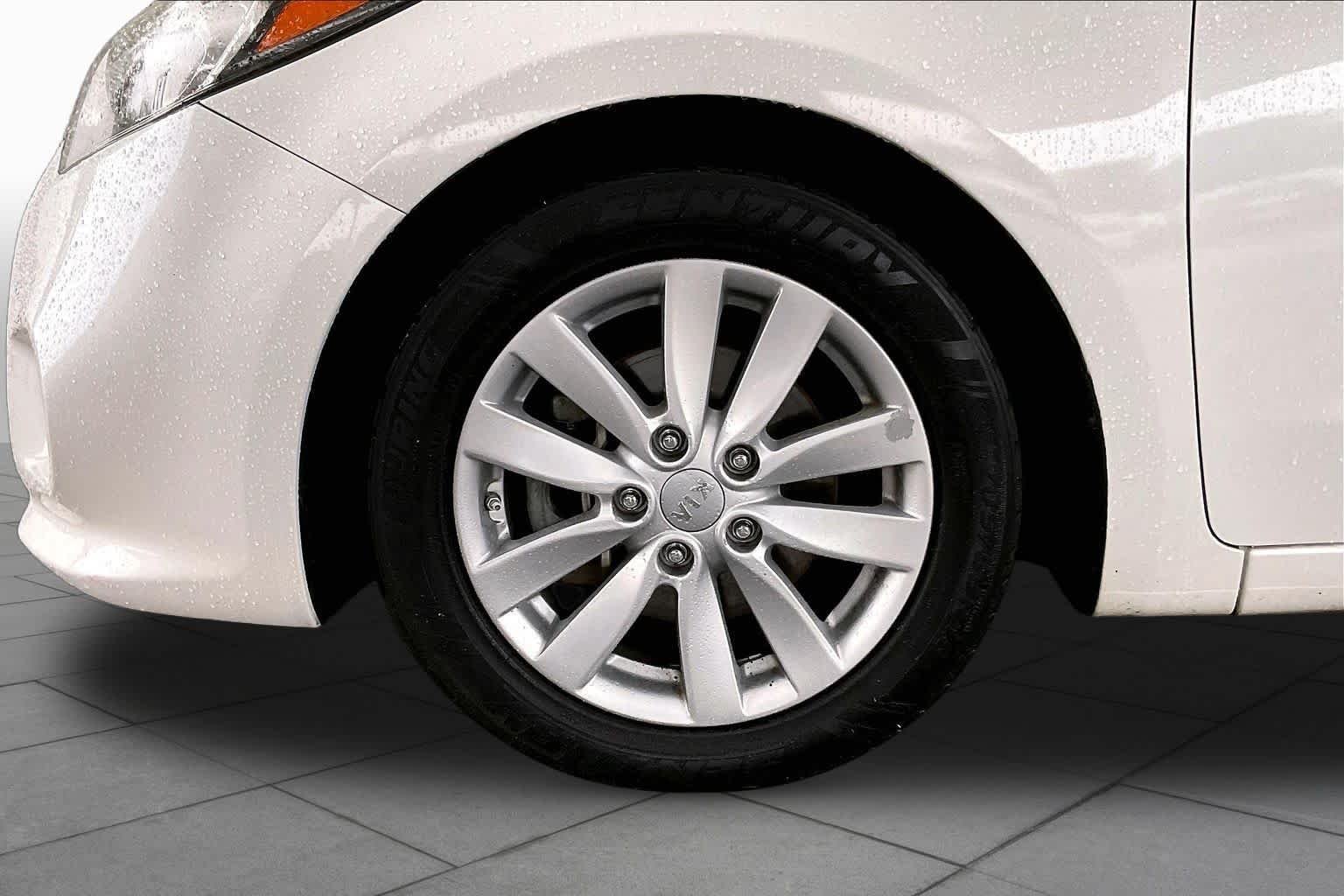Used 2016 Snow White Pearl Kia EX image 11