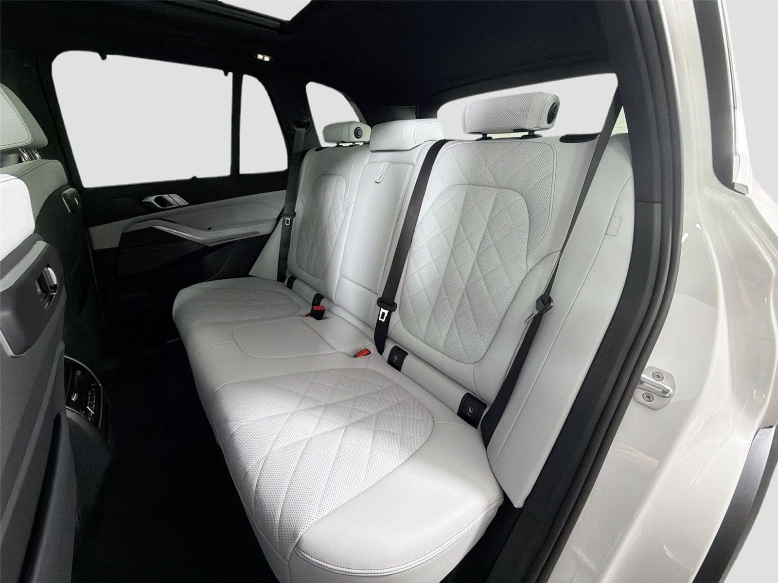 New 2026 Mineral White Metallic BMW xDrive40i image 22