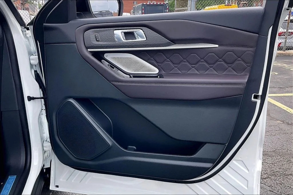 New 2026 Star White Metallic Tri-Coat Ford Platinum™ image 23