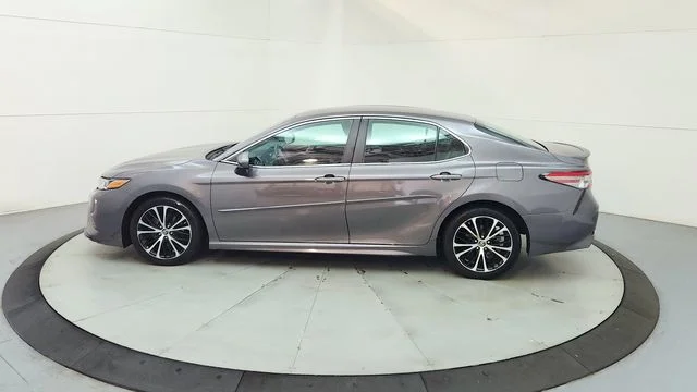 Used 2018 Gray Toyota SE image 6