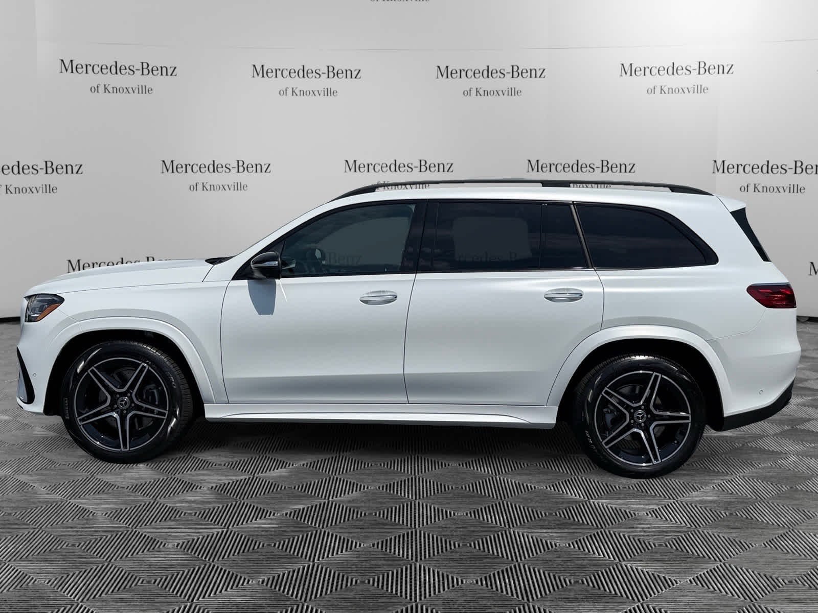 New 2026 MANUFAKTUR Moonlight White Magno Mercedes-Benz GLS 450 image 2
