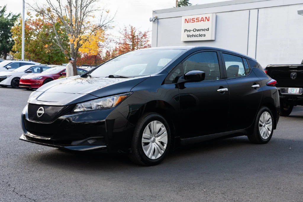 Used 2023 Black Nissan S image 3