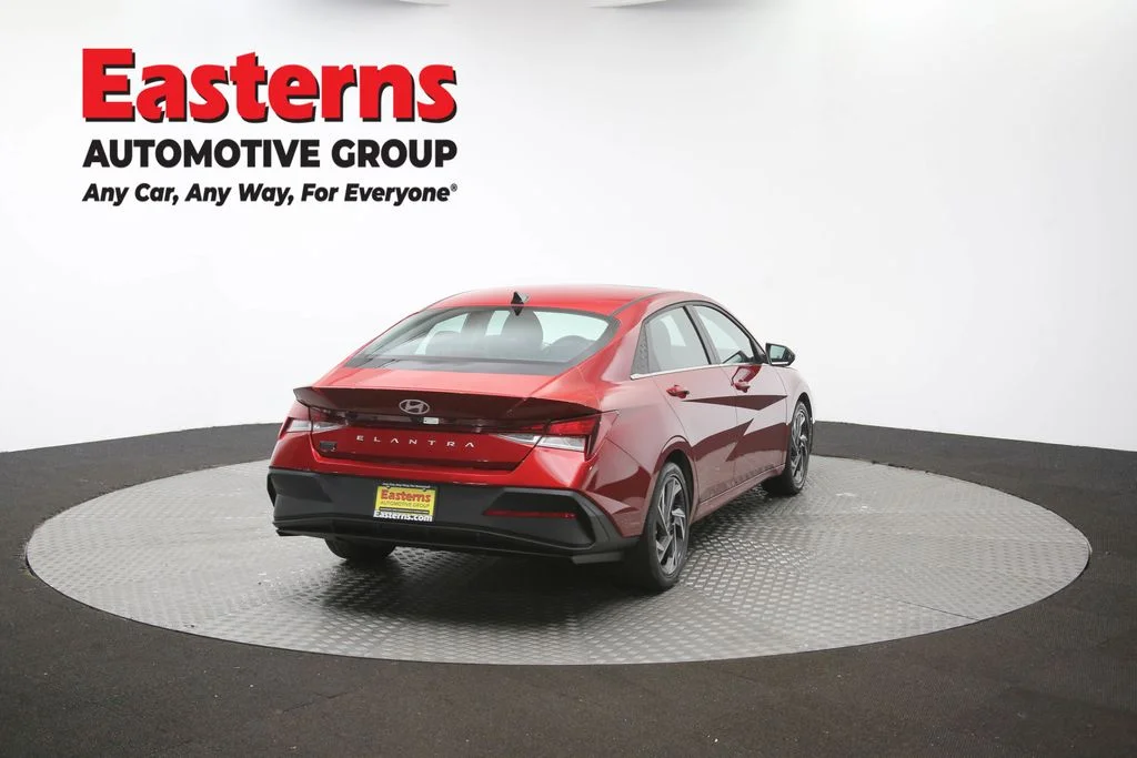 Used 2025 Red Hyundai SEL Convenience image 41
