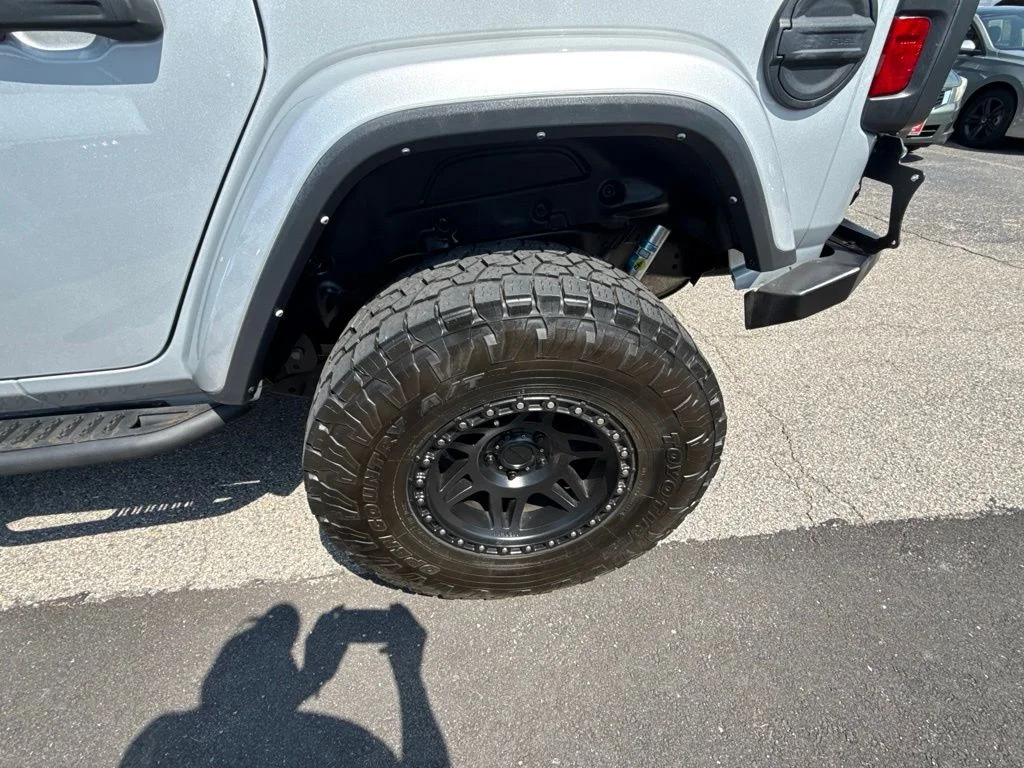 Used 2022 Silver Jeep Unlimited Sahara image 3