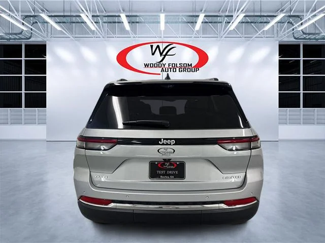 Used 2025 Silver Jeep Limited image 7