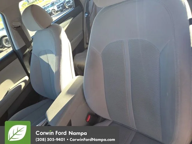 Used 2019 Black Hyundai SE image 10