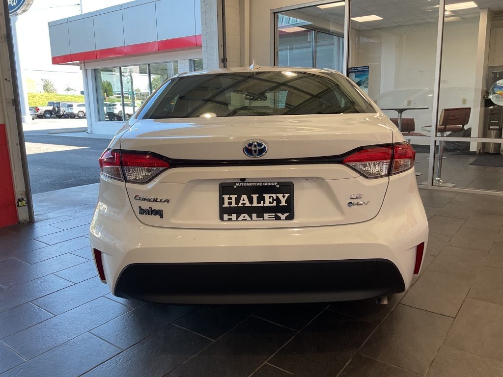 Used 2025 White Toyota LE image 7