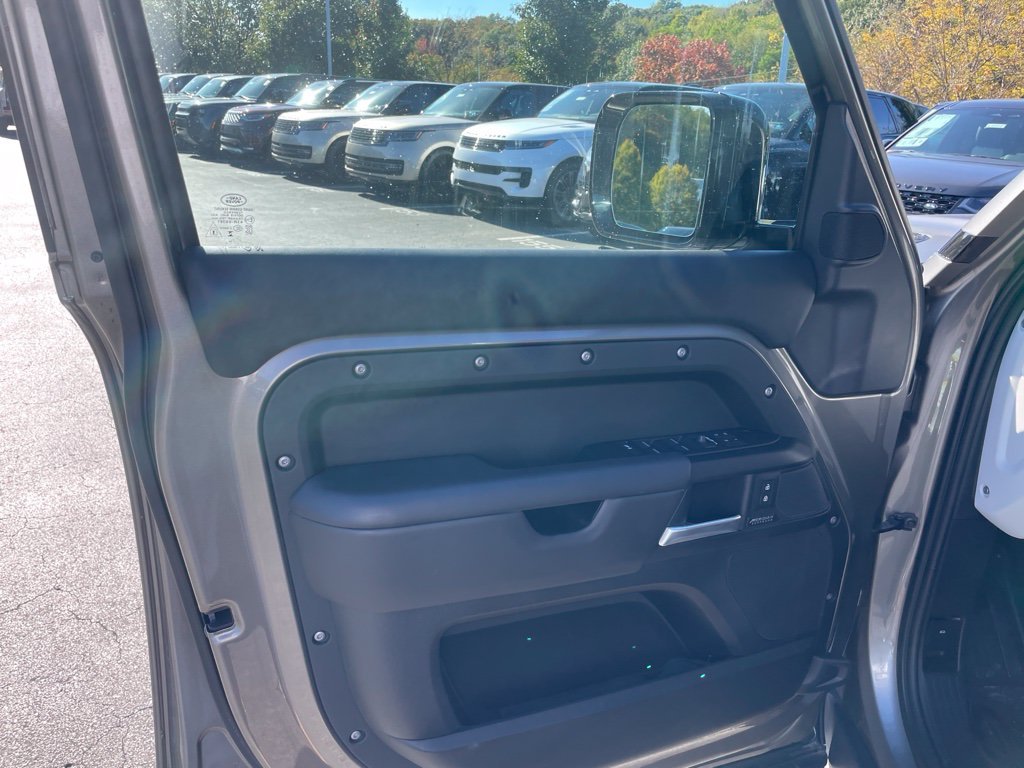 Used 2025 Silver Land Rover X-Dynamic SE image 4