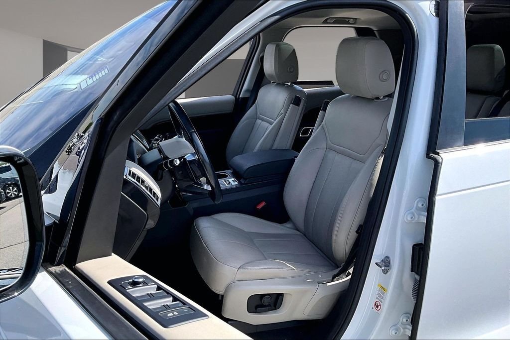 Used 2018 White Land Rover SE image 27