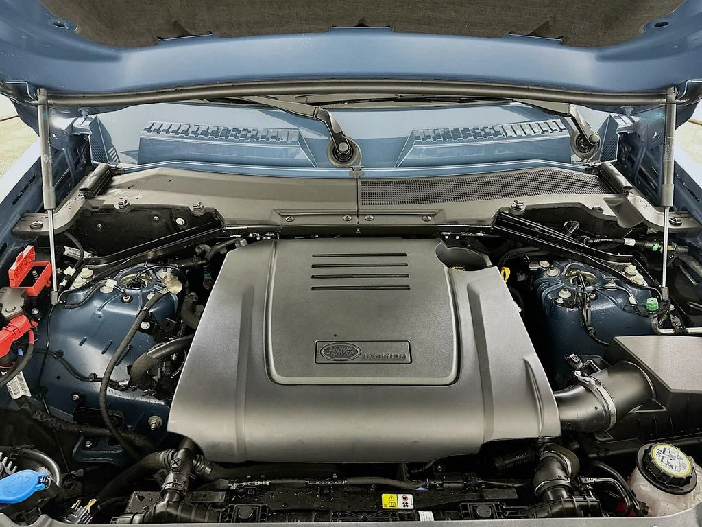 New 2026 Tasman Blue Metallic Land Rover S image 29