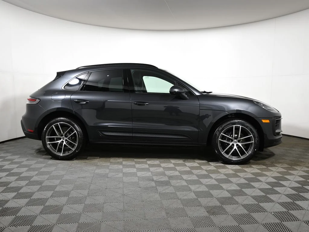 2026 Porsche Macan T - Photo 8