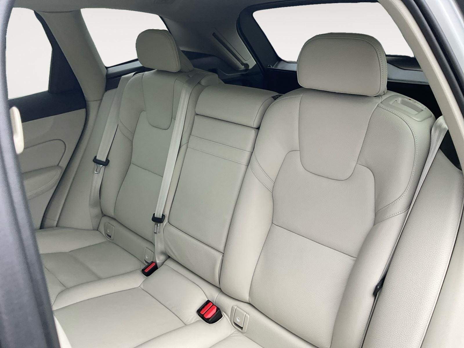 Used 2021 Bright Silver Metallic Volvo Momentum image 13