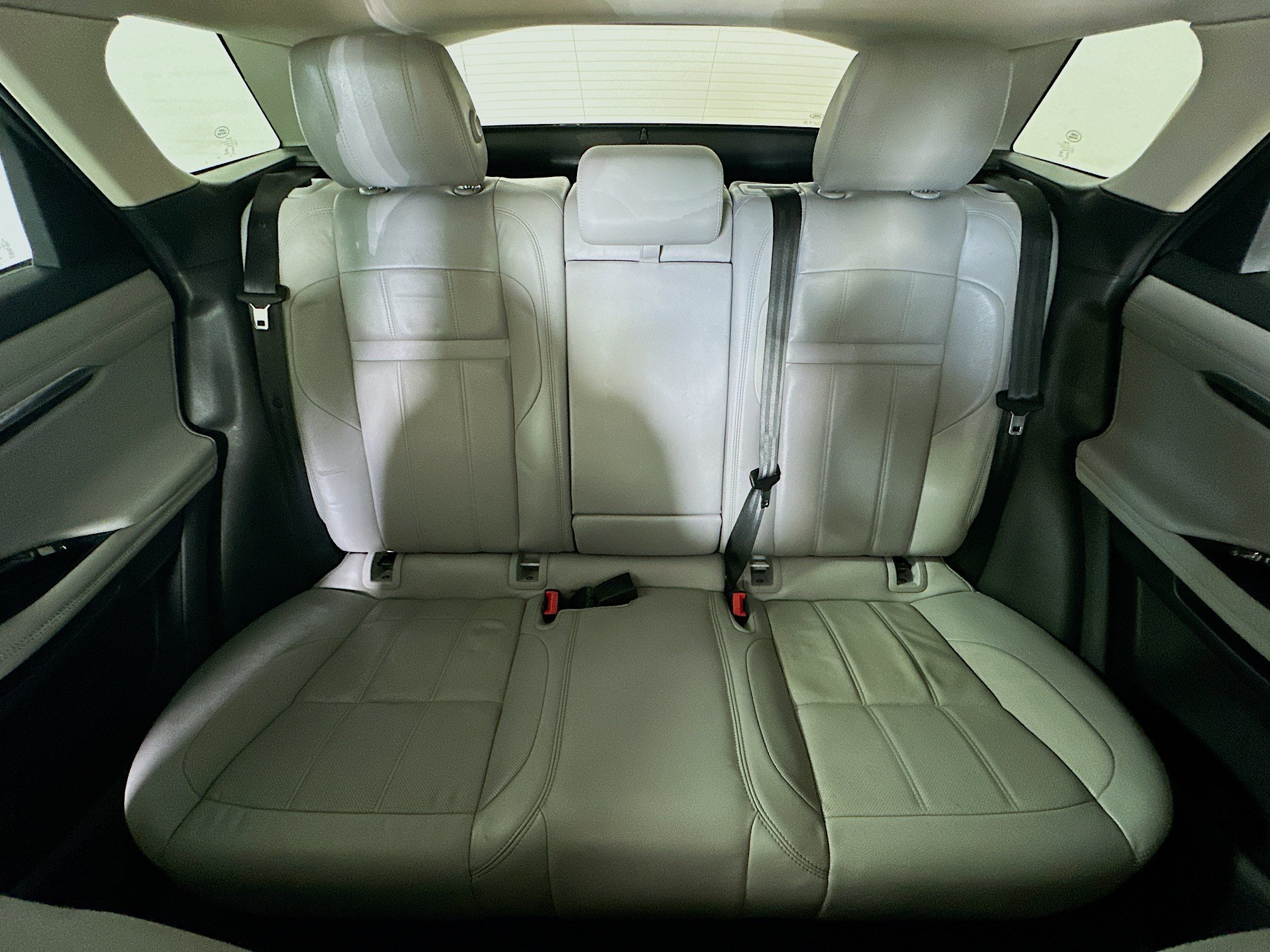 Used 2020 White Land Rover SE image 30