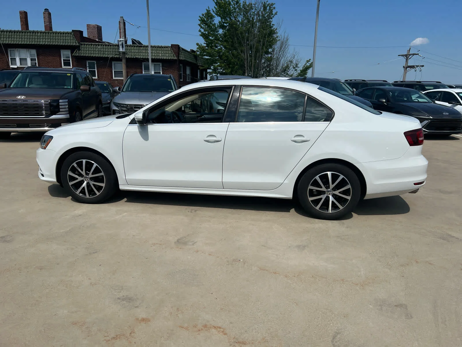Used 2017 Pure White Volkswagen 1.4T SE image 2