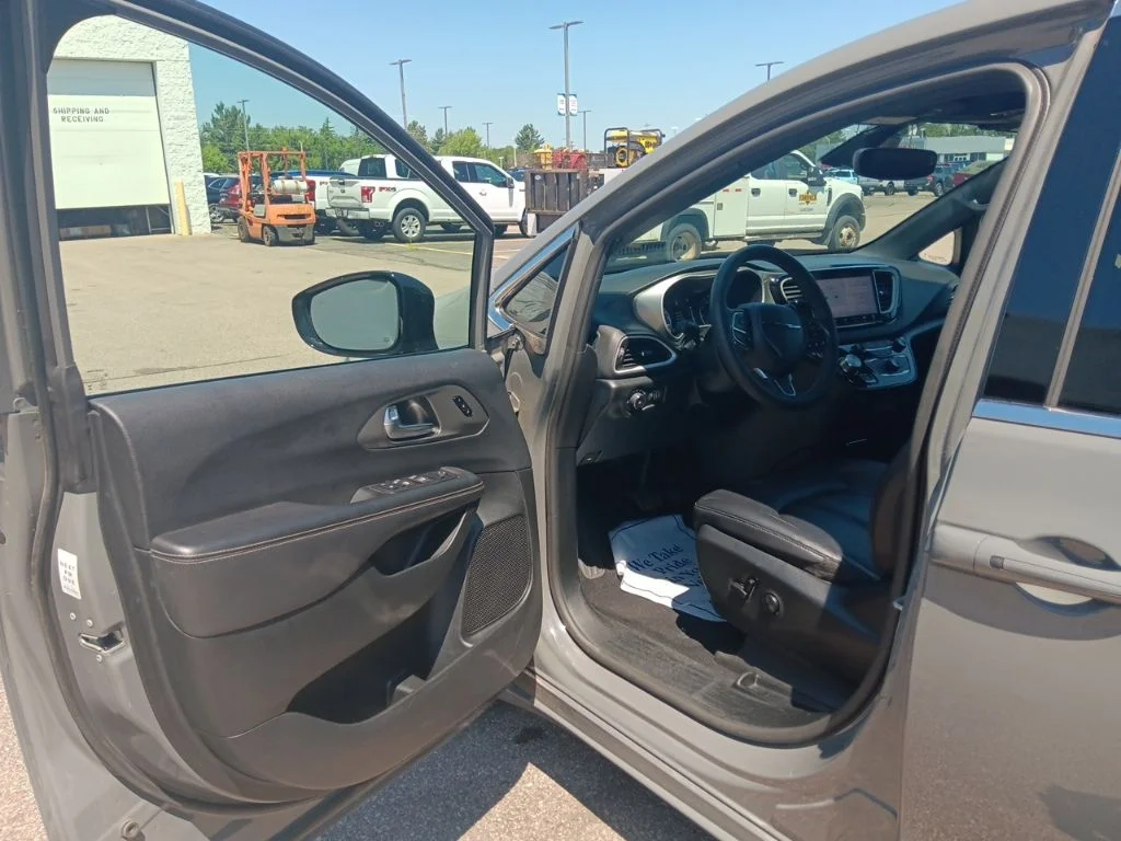 Used 2025 Ceramic Gray Clearcoat Chrysler Select image 10