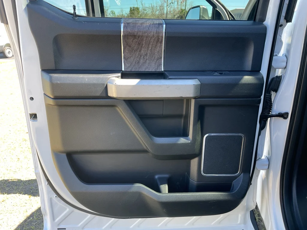 Used 2019 White Platinum Tri-Coat Metallic Ford LARIAT image 14