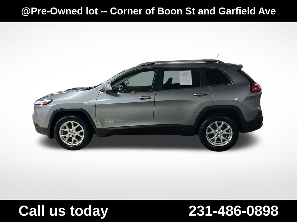 Used 2016 Silver Jeep Latitude image 2