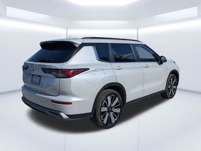Used 2025 White Mitsubishi SE image 3