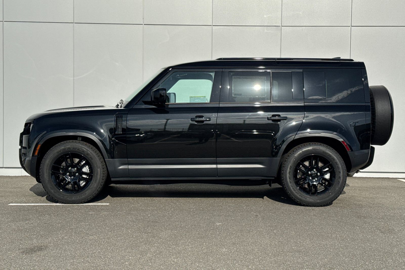 New 2026 Santorini Black Land Rover S image 2