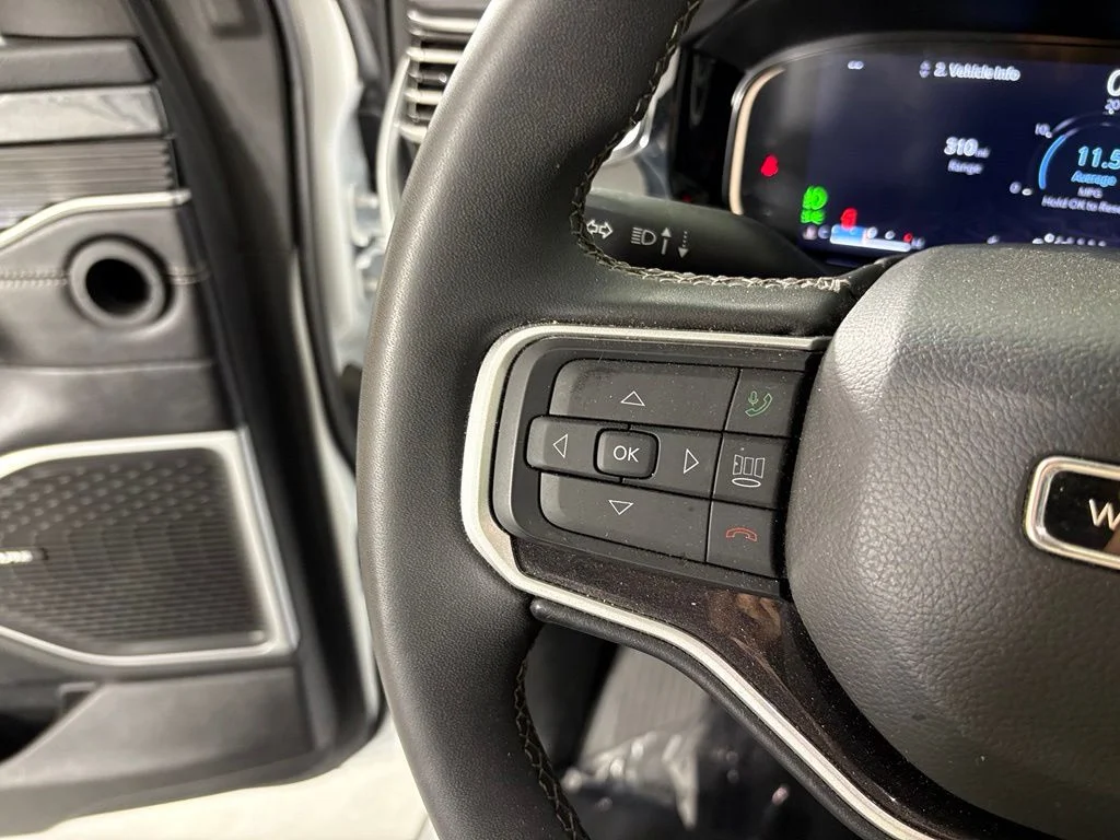 Used 2023 White Jeep Base image 21