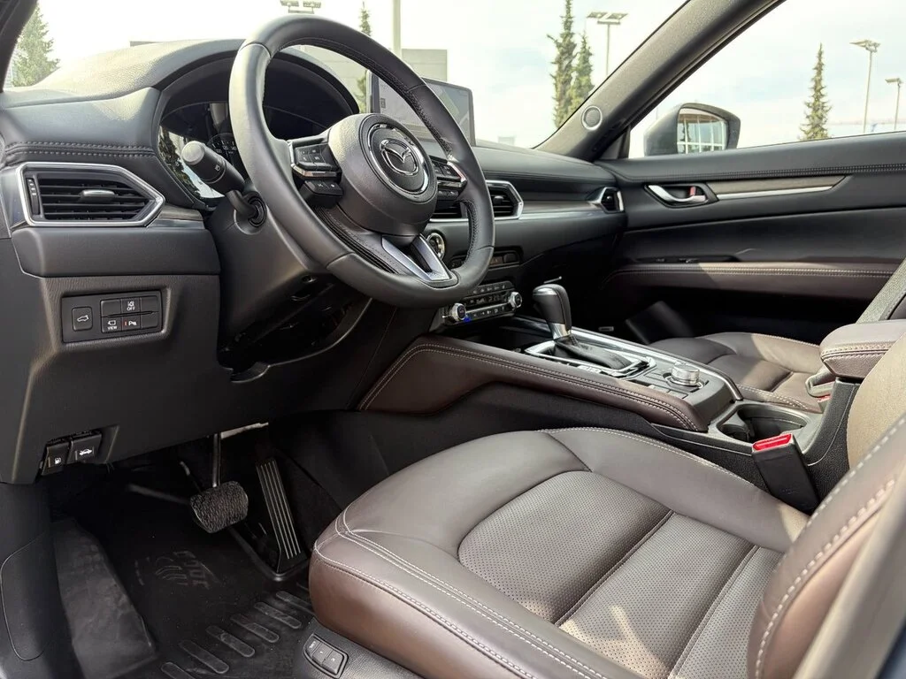 Used 2024  Mazda Signature AWD at Top of the Line. Turbo! Finance a image 17
