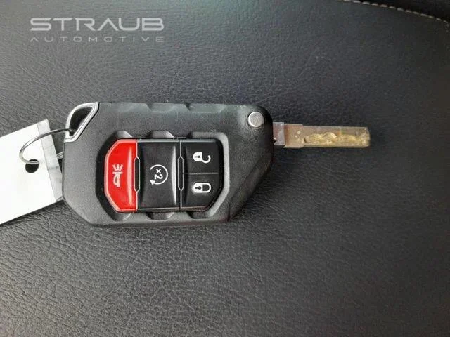 Used 2018 Punkn Metallic Clearcoat Jeep Sahara image 10