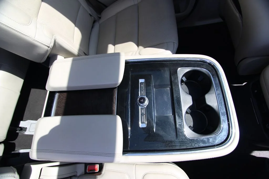 Used 2019 White Platinum Tri-Coat Metallic Lincoln Reserve image 39