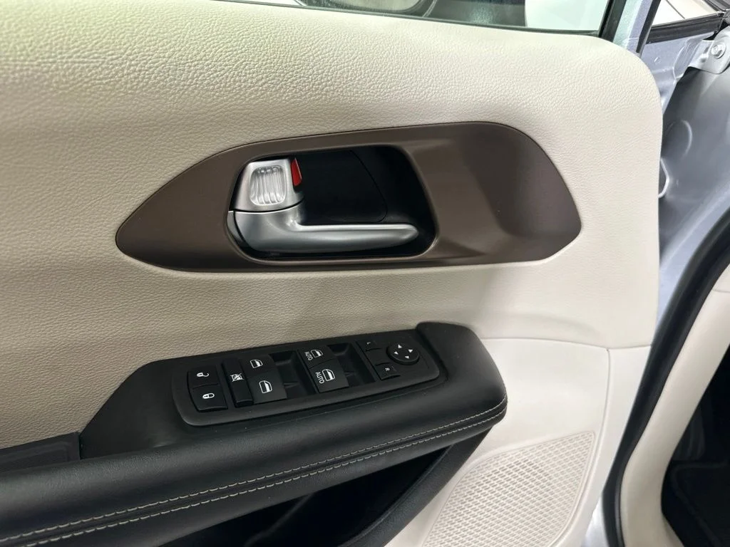 Used 2023 Silver Mist Clearcoat Chrysler LX image 9