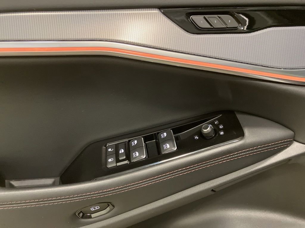 Used 2024 Silver Zynith Clearcoat Jeep Launch Edition image 12