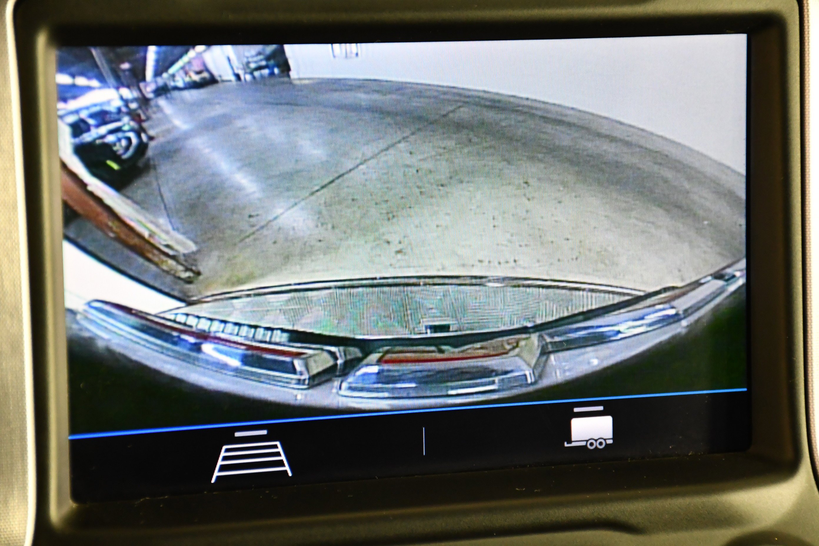 Used 2022 White GMC SLE image 30