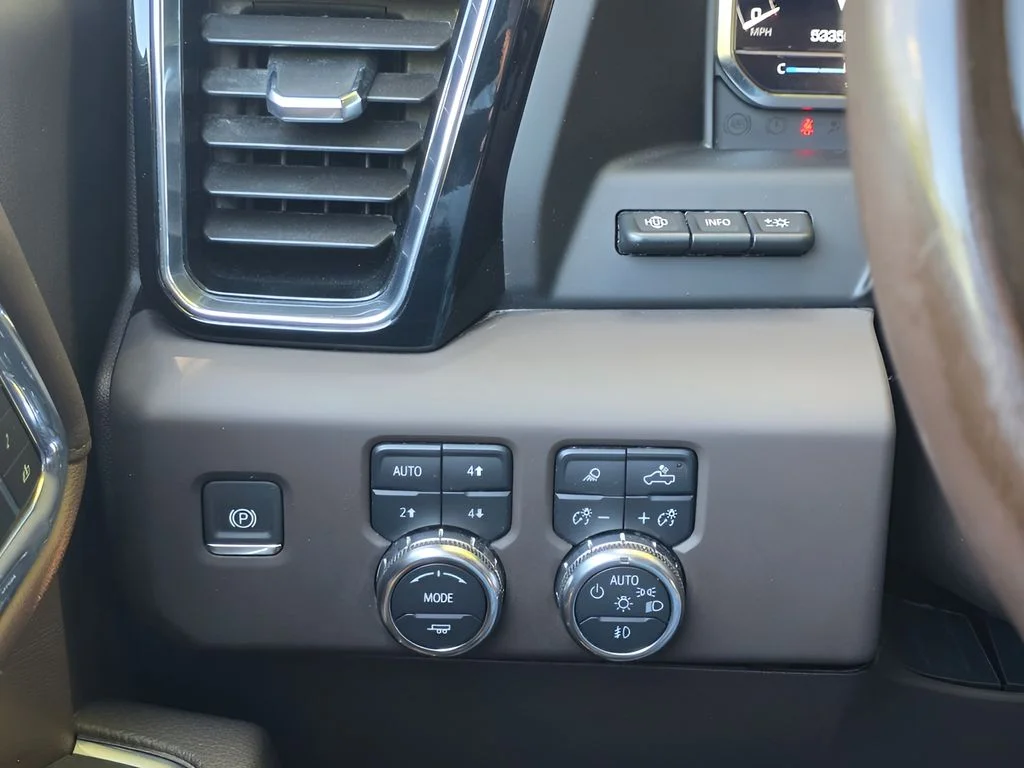 Used 2025 White Frost Tricoat GMC Denali image 27