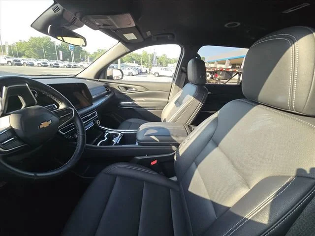 Used 2025 Mosaic Black Metallic Chevrolet LT image 30