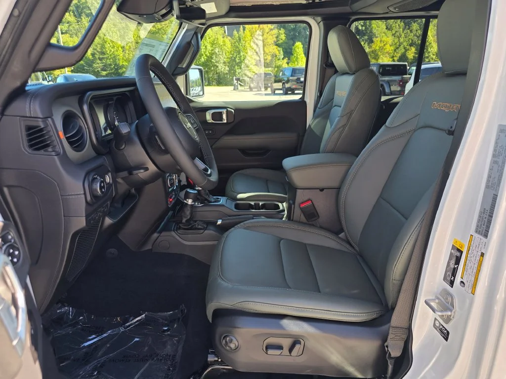 New 2026 White/off-white Jeep Mojave X image 4