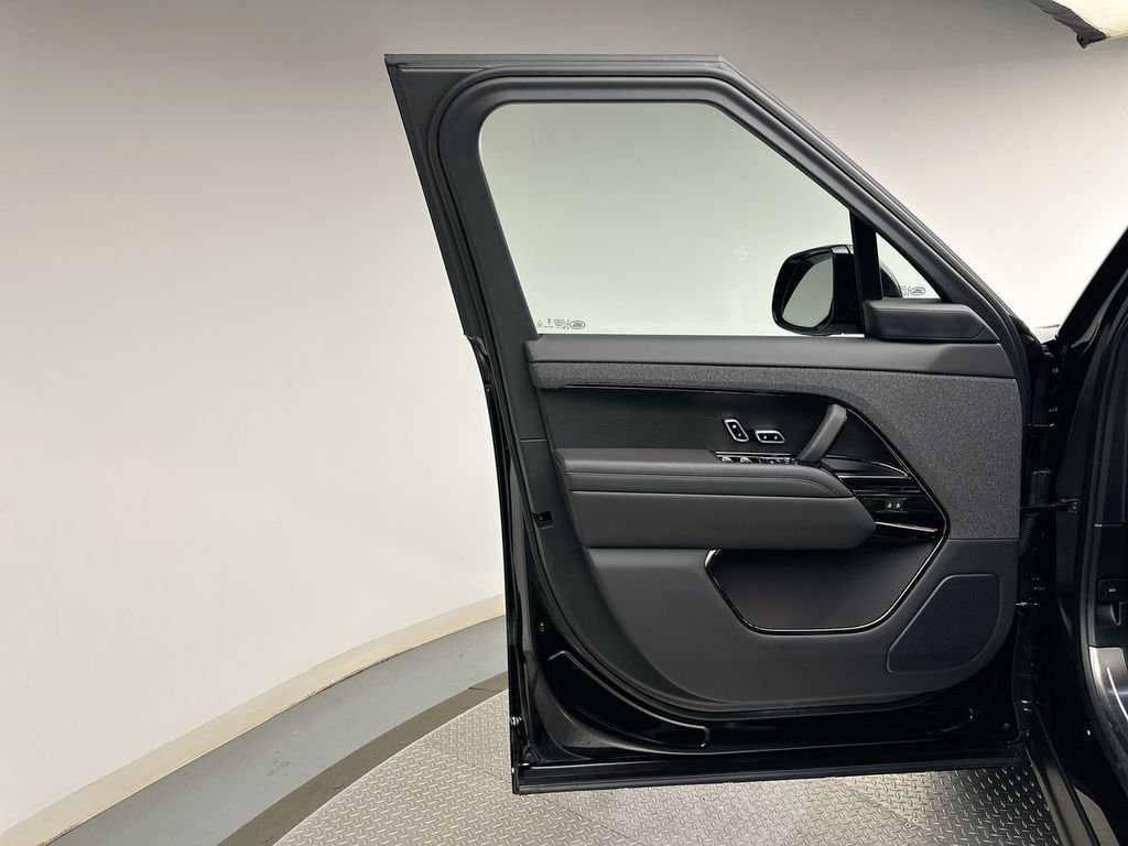 New 2026 Santorini Black Land Rover Dynamic SE image 9
