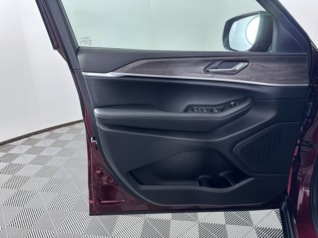 New 2026 Velvet Red Pearl-Coat Exterior Paint Jeep Laredo Altitude image 28