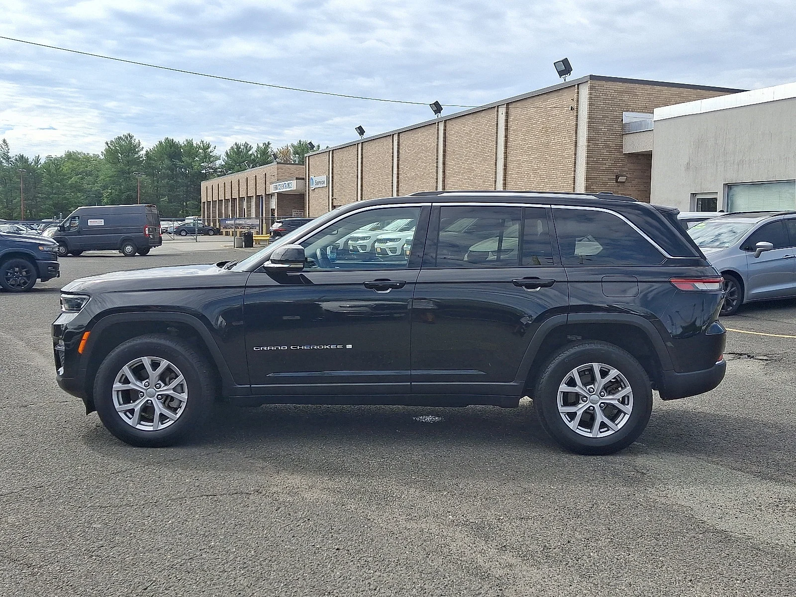 Certified Used 2022 Diamond Black Crystal Pearlcoat Jeep Limited image 4