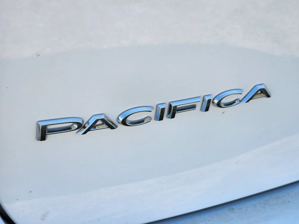 New 2027 Bright White Clear-Coat Exterior Paint Chrysler Select image 8
