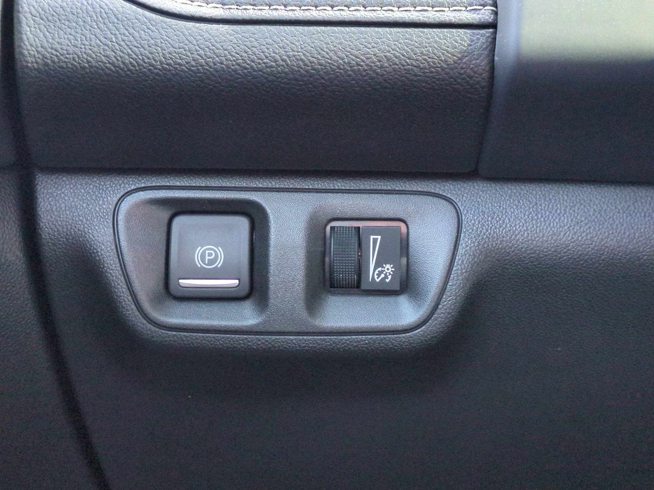 Used 2020 Carbon Black Metallic GMC SLT image 23