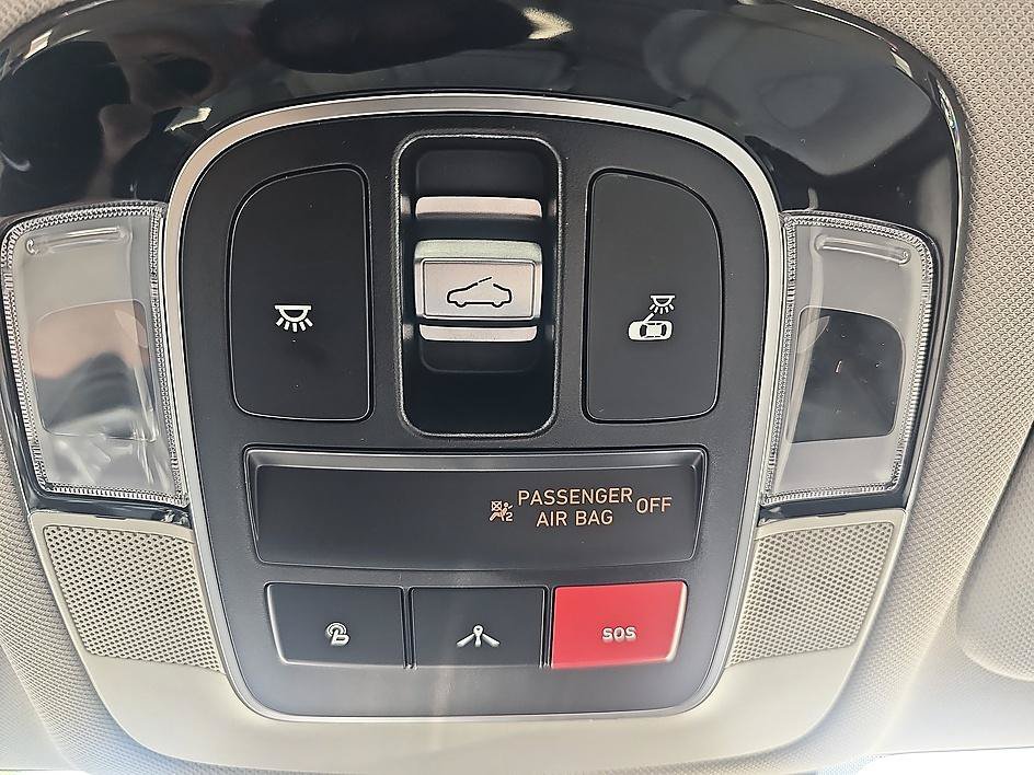 Used 2022 Hampton Gray Hyundai Limited image 29