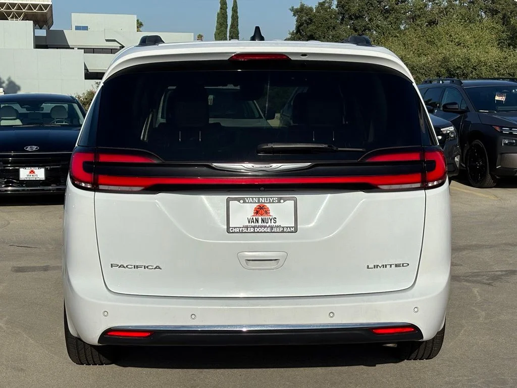 Used 2023 Bright White Clearcoat Chrysler Limited image 5