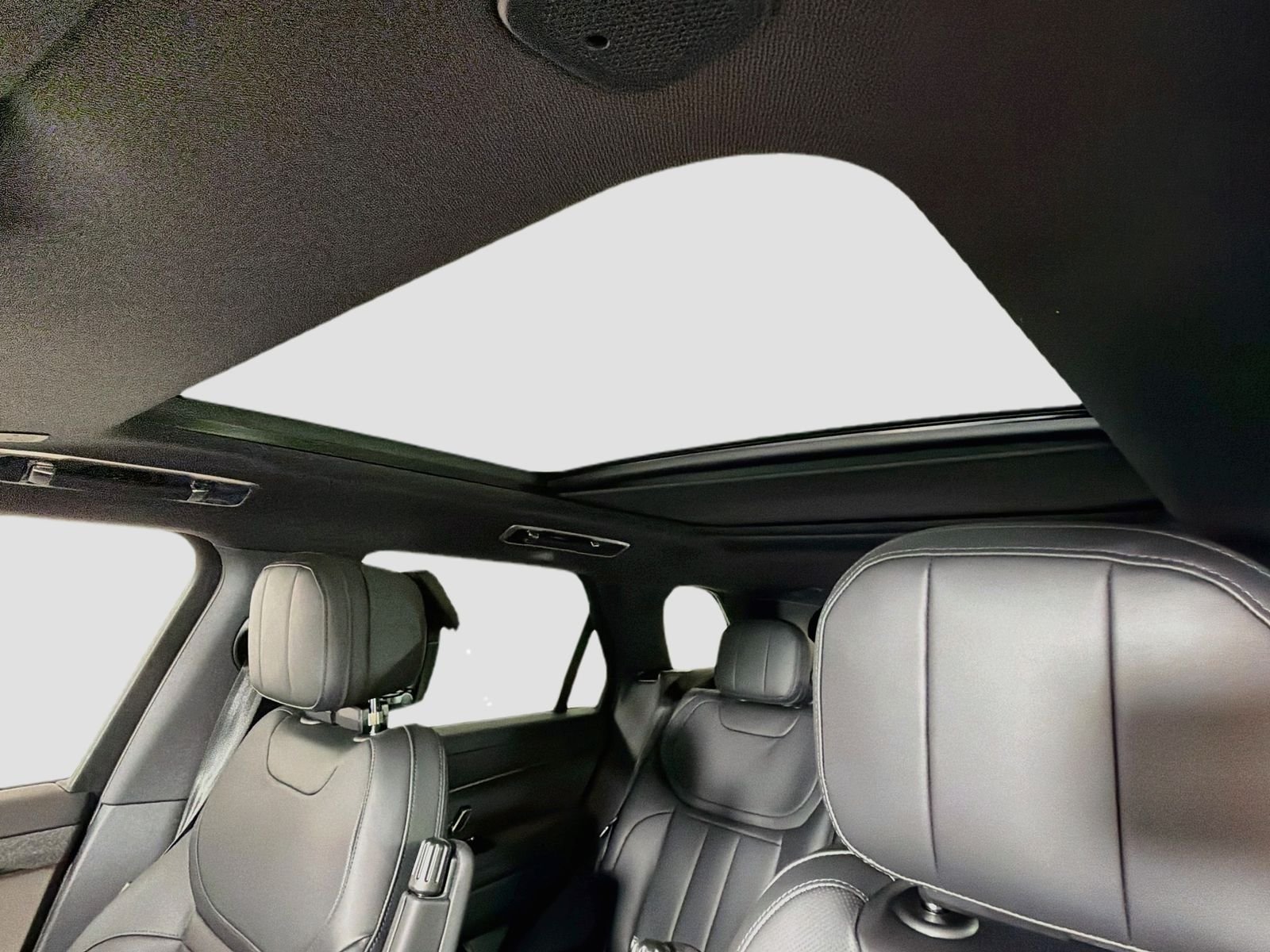 New 2026 Santorini Black LAND ROVER SE image 9
